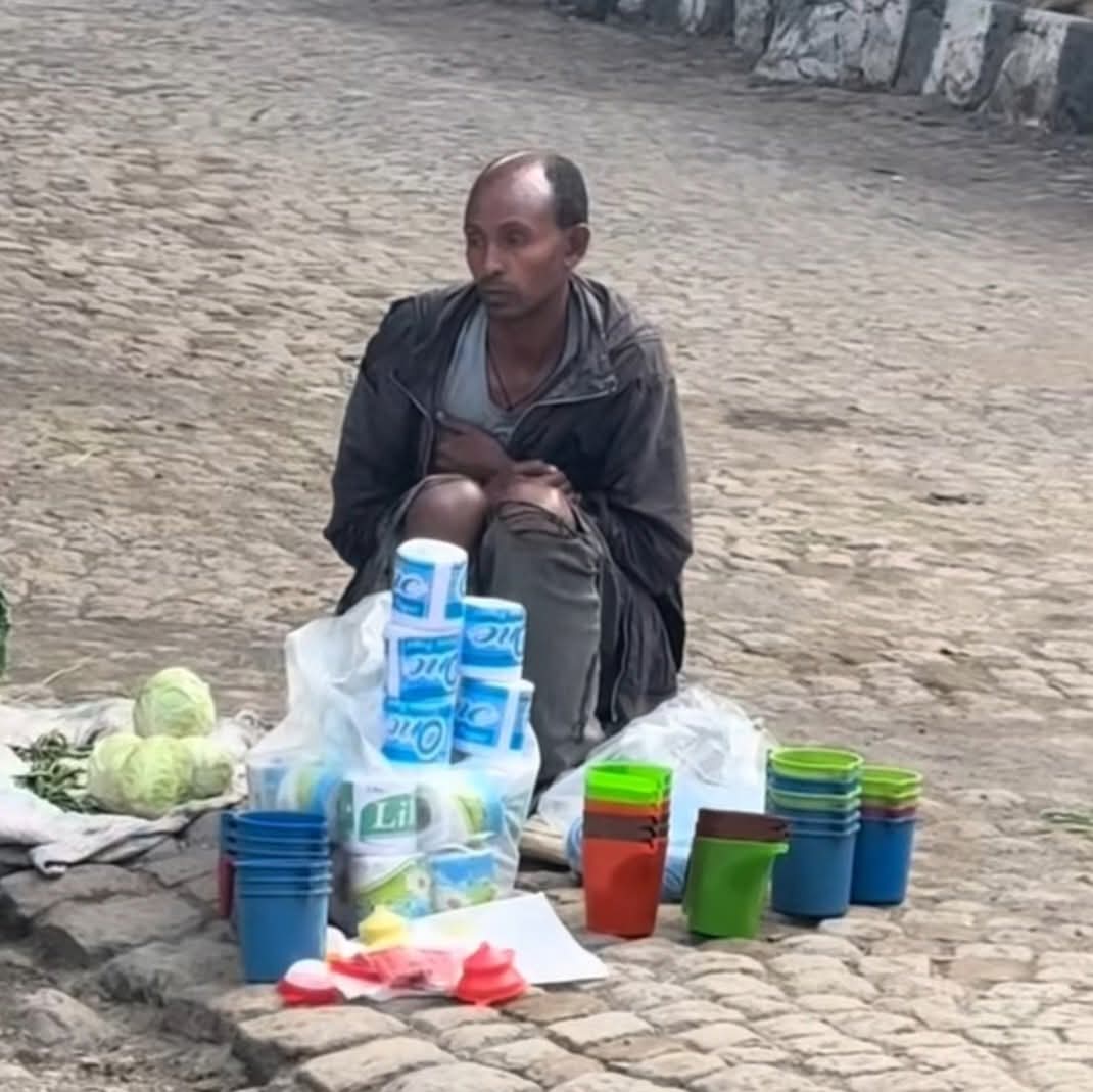 የሰው ፊት ከሚገርፈኝ ብሎ እኮ ነው ።

ቀና ከሆንክ ሼር አርግለት ምን አልባት ባንተ ሼር የሚረዳው ሰው ሊያገኝ ይችላል🙏
📍ከእንዲህ ዓይነት ሰዎች/ከጉሊት/ የመሸመት ልምድ እናዳብር እስኪ