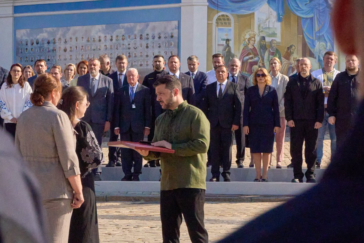EvikaSilina's tweet image. 🇺🇦 Man bija gods būt klāt Ukrainas varoņu apbalvošanas ceremonijā, kur tika godinātas arī to karavīru ģimenes, kuri krituši, aizstāvot Ukrainas brīvību.
Bija ļoti sāpīgi redzēt, kā sievai ar bērnu uz rokām jāsaņem vīra izcīnītais apbalvojums, jo viņš ir kritis Krievijas…