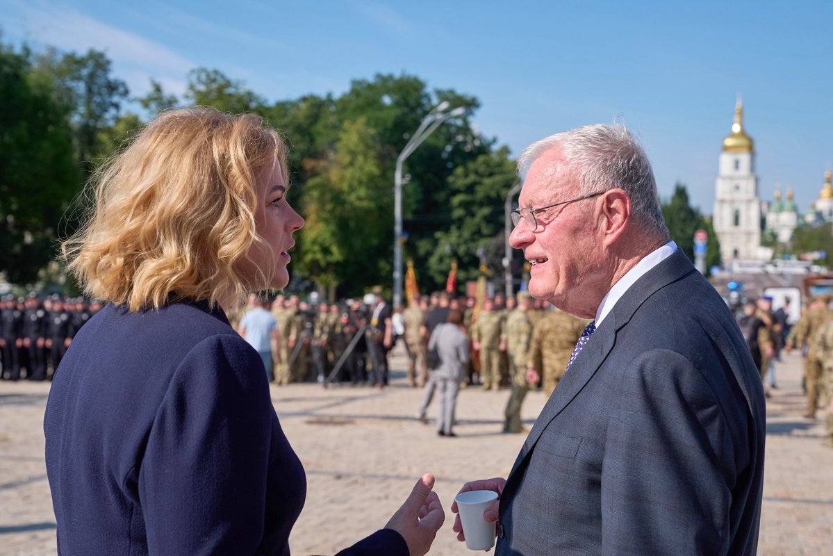 EvikaSilina's tweet image. 🇺🇦 Man bija gods būt klāt Ukrainas varoņu apbalvošanas ceremonijā, kur tika godinātas arī to karavīru ģimenes, kuri krituši, aizstāvot Ukrainas brīvību.
Bija ļoti sāpīgi redzēt, kā sievai ar bērnu uz rokām jāsaņem vīra izcīnītais apbalvojums, jo viņš ir kritis Krievijas…