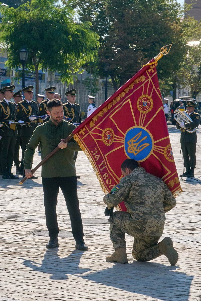 EvikaSilina's tweet image. 🇺🇦 Man bija gods būt klāt Ukrainas varoņu apbalvošanas ceremonijā, kur tika godinātas arī to karavīru ģimenes, kuri krituši, aizstāvot Ukrainas brīvību.
Bija ļoti sāpīgi redzēt, kā sievai ar bērnu uz rokām jāsaņem vīra izcīnītais apbalvojums, jo viņš ir kritis Krievijas…