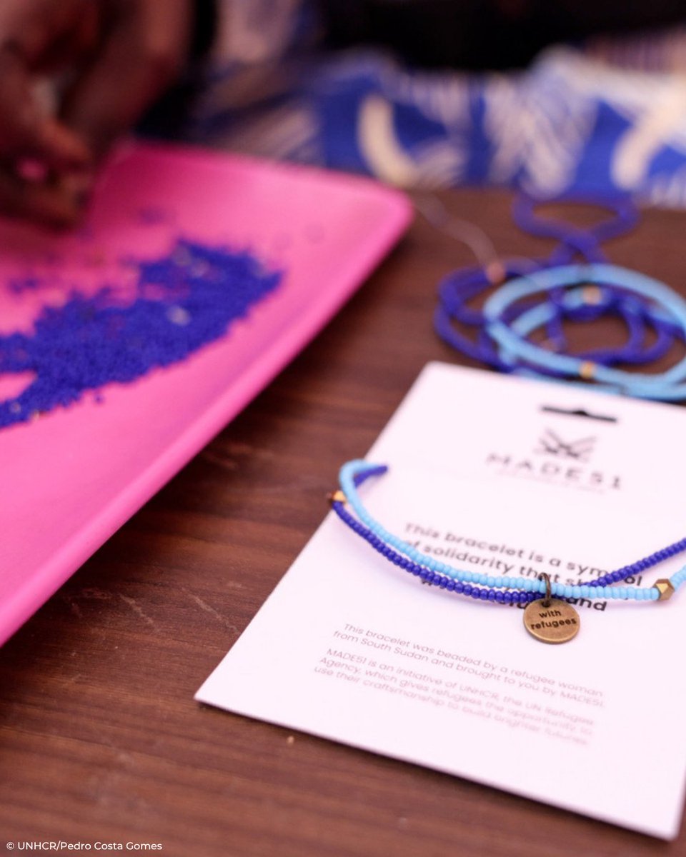 Ein Schmuckstück, das Hoffnung schenkt: Das „With Refugees“-Armband von <a href="/made51_unhcr/">MADE51</a> steht für Solidarität und schafft Perspektiven für Geflüchtete. 2 US-Dollar pro Armband fließen in UNHCR-Hilfsprojekte.

Entdecke MADE51: shop.made51.org