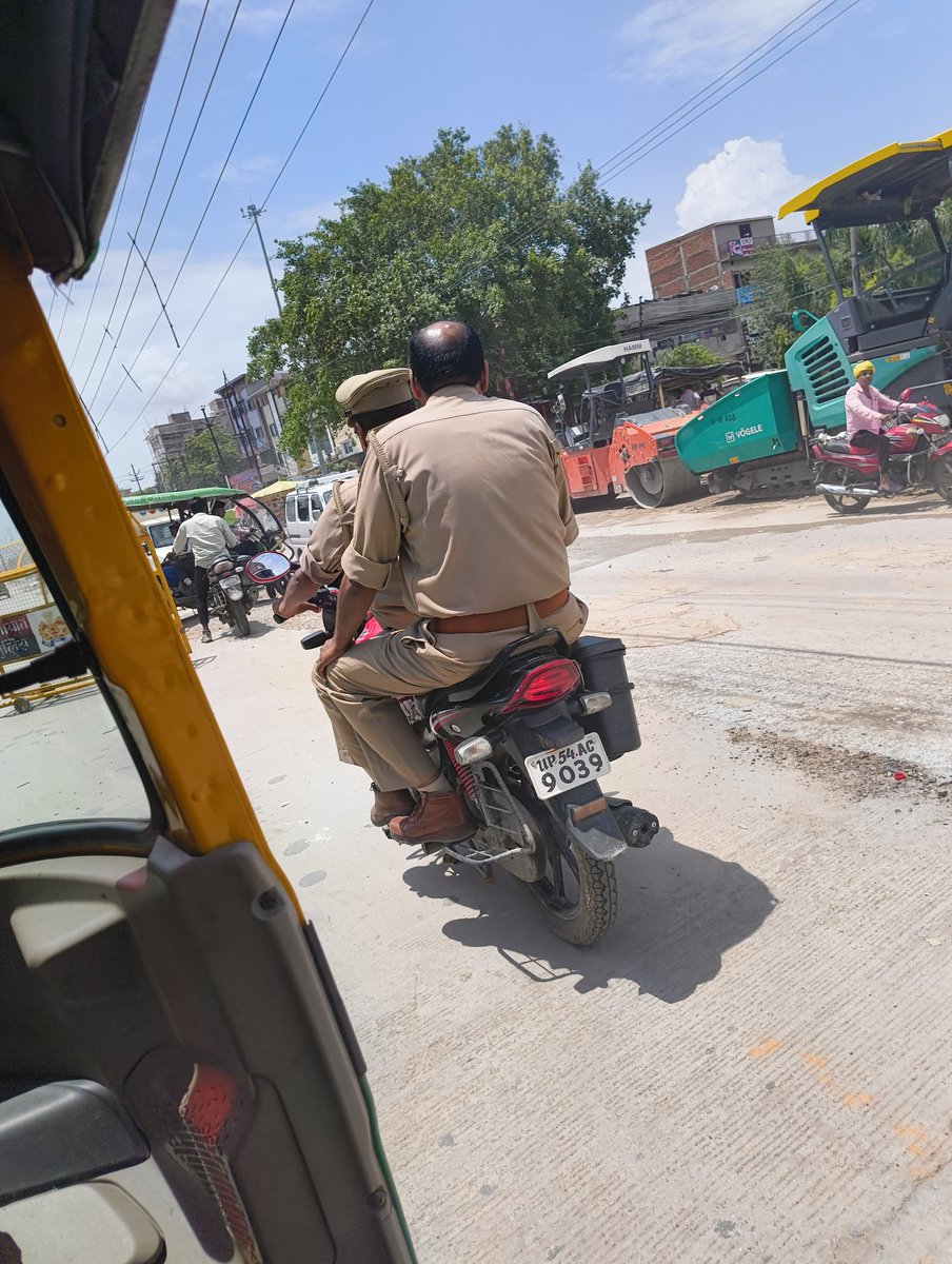 brandedbadmash's tweet photo. Location - THANA PDDU NAGAR, CHANDAULI.

साहब गाड़ी चला रहे है but हेलमेट नहीं लगाया और नंबर प्लेट भी HSRP  वाला नहीं है। अगर पब्लिक बिना हेलमेट जाए तो चलन कर जाता है। 

@chandaulipolice @langeh_ips  kripya mamle me sangyan le. https://t.co/cyoTdKxGes