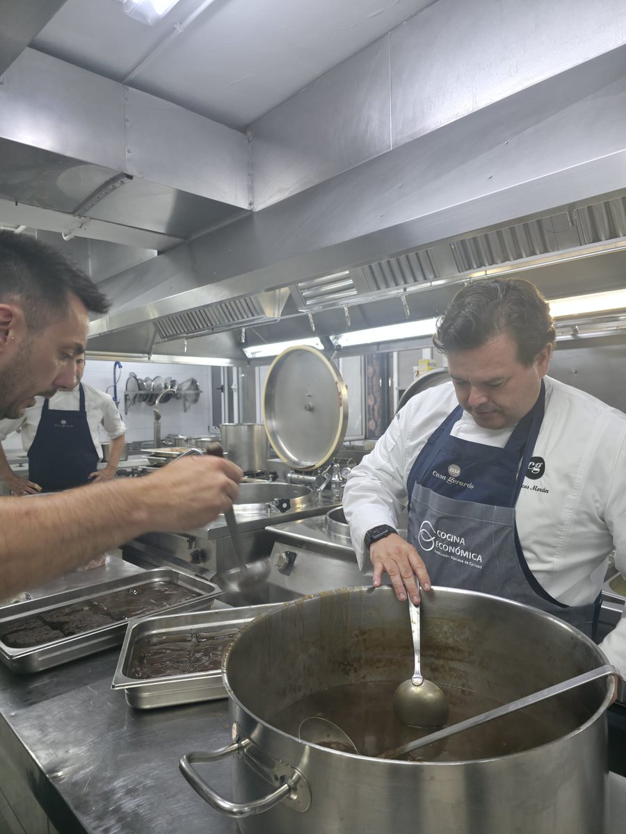 Ayer fue un día diferente en la Cocina Económica de Gijón porque tuvieron en los fogones a <a href="/marcosmorancg/">Marcos Morán ⭐️ ☀️☀️☀️ Casa Gerardo 1️⃣8️⃣8️⃣2️⃣</a>  de <a href="/casagerardo1882/">Casa Gerardo ⭐️☀️☀️☀️</a> , en nombre de los Restaurantes de <a href="/FoCoAsturias/">Fo Co Asturias</a> 

🧑‍🍳👨‍🍳Solidaridad, cocina y encuentro. Sin duda, para repetir 😉