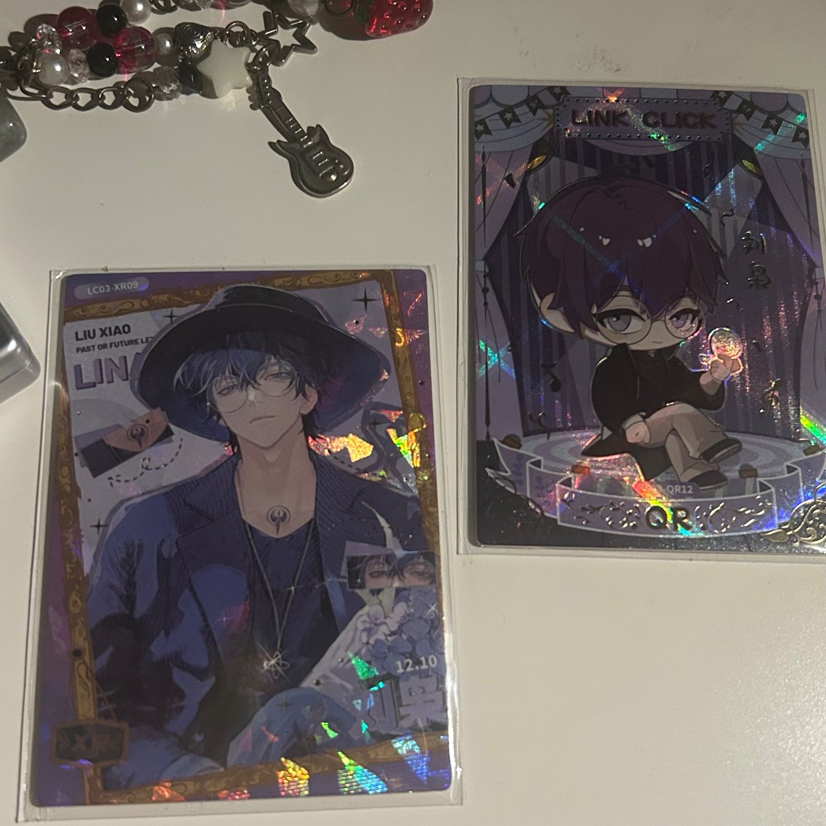 liyuxiaos's tweet image. THE PHOTOCARDS DID COME IN BTW T__T #geeking because i really wanted the two holo photocards and now they are mine hehe i even got a little qiao ling freebie from the seller she's so cute... 💗💗
