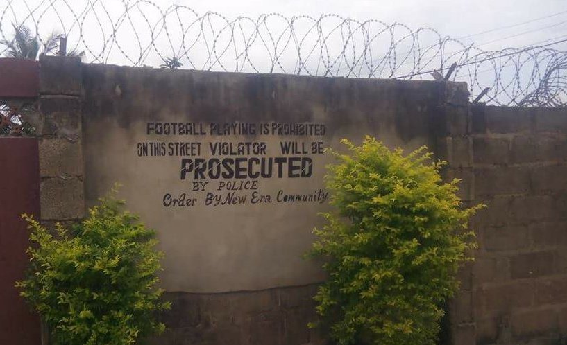 Jollof101's tweet photo. Back in FUNAAB, we had a hostile neighbor who used to keep our balls. Accused us of theft, and used to threaten to shoot us.

One night, his house caught fire. Strangely, his wife ran straight to us and we quenched it.

Weeks later, she seized our ball again🤣
Boys just weak. https://t.co/veljwoB2Af