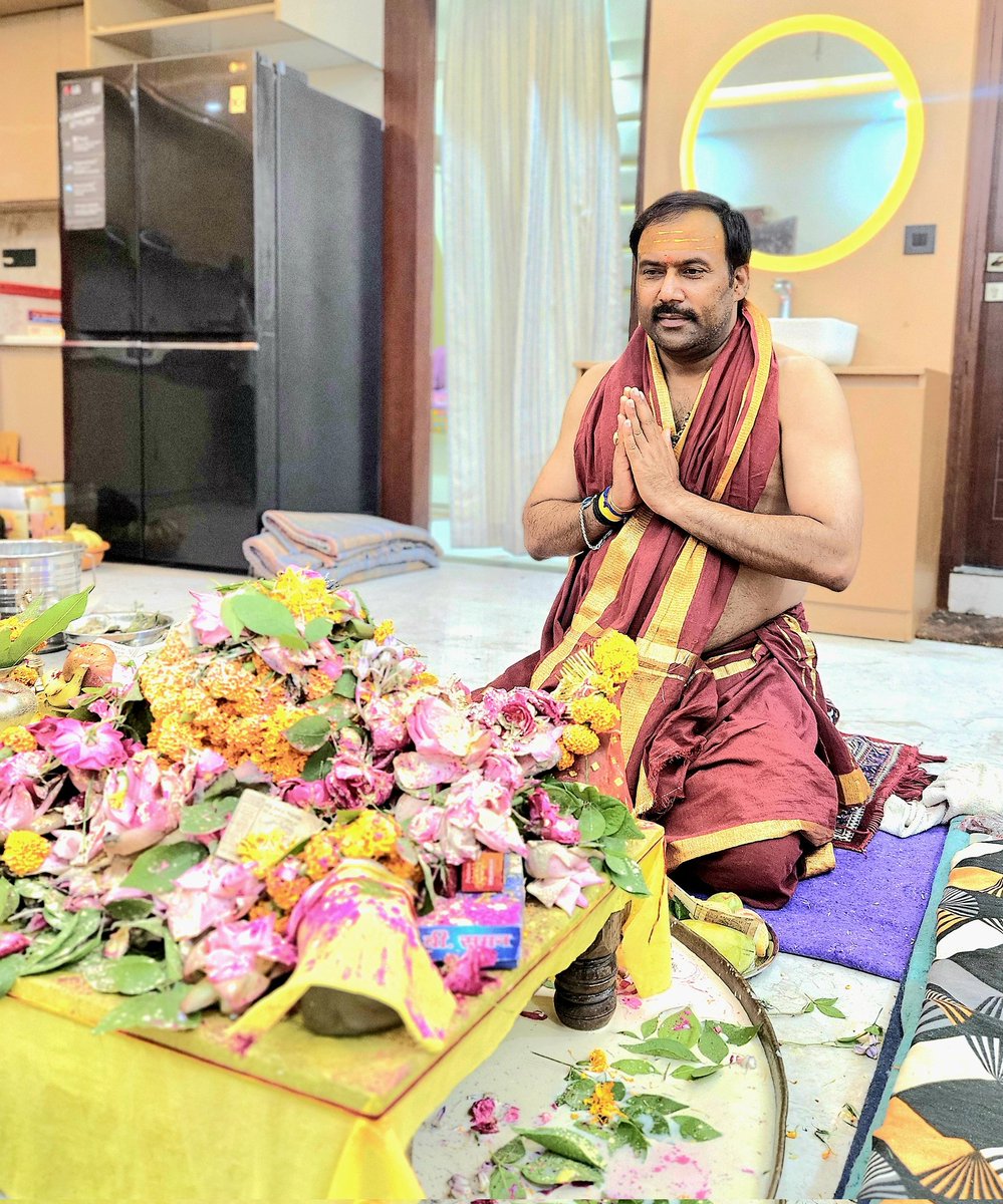 ॐ नमः शिवाय 🚩 🌷 👏👏
आराध्य भगवान महादेव की कृपा से कल पावन श्रवण मास के प्रथम सोमवार को भगवान शिव के पार्थिव स्वरूप शिवलिंग का रुद्राभिषेक करने का सौभाग्य प्राप्त हुआ।
    महादेव आप कृपा बनाए रखना🙏🙏