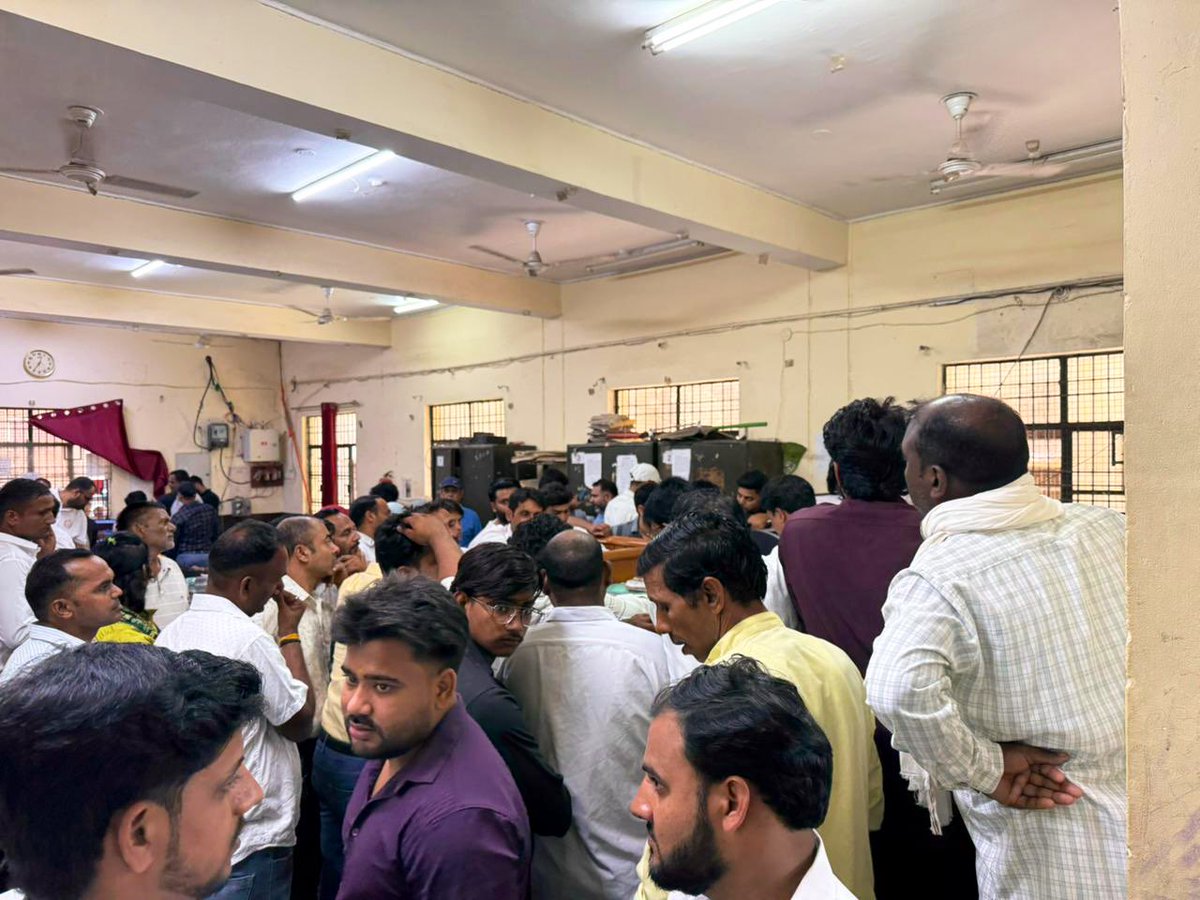 GauravGupta_RE's tweet image. Whether a 2 or a 20 Cr deal this is where it all ends up. One of the worst experience of any real estate transaction for any buyer. Pics from Dadri Registrar’s Office (case with most of our registrars). Crores in daily revenue but Infrastructure still stuck in the 1960s!!