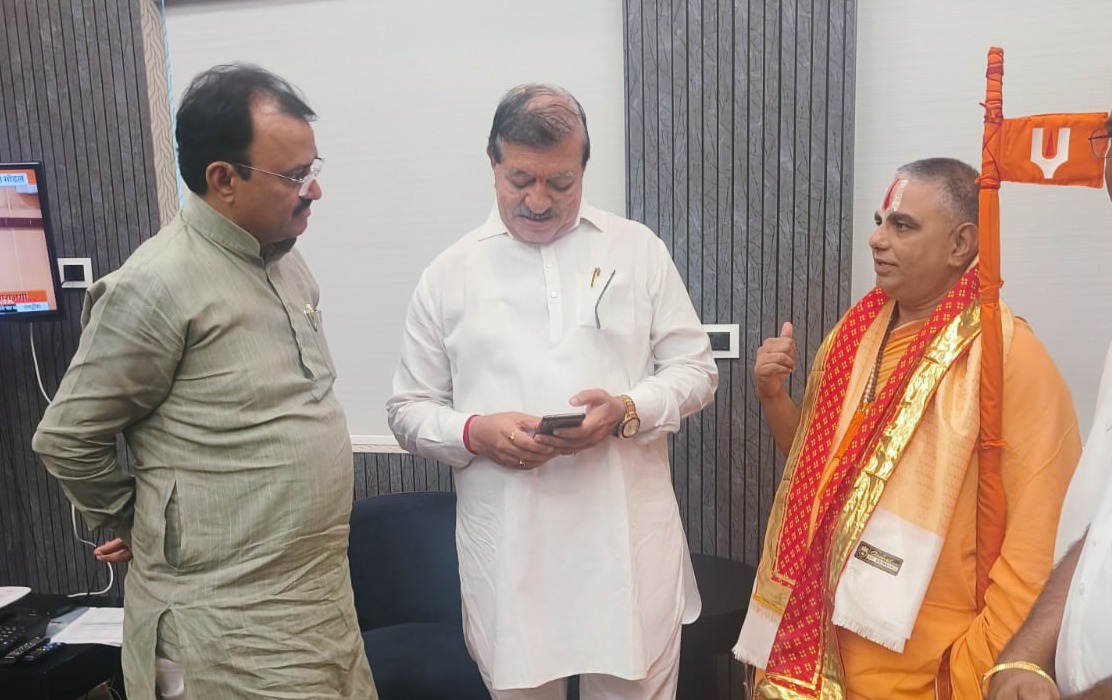 राजस्थान के उपमुख्यमंत्री माननीय प्रेमचंद भैरवा, इन्होंने परम पूज्य जगदगुरु रामानंदाचार्य नरेंद्रआचार्य जी, का उदयपुर हवाई अड्डे पर स्वागत कर आशीर्वाद ग्रहण किया। इस शुभ अवसर पर उनके साथ वल्लभनगर क्षेत्र के विधायक ,उदय लाल डांगी, महाराष्ट्र रत्नागिरी के अरिहंत ग्रुप के संचालक