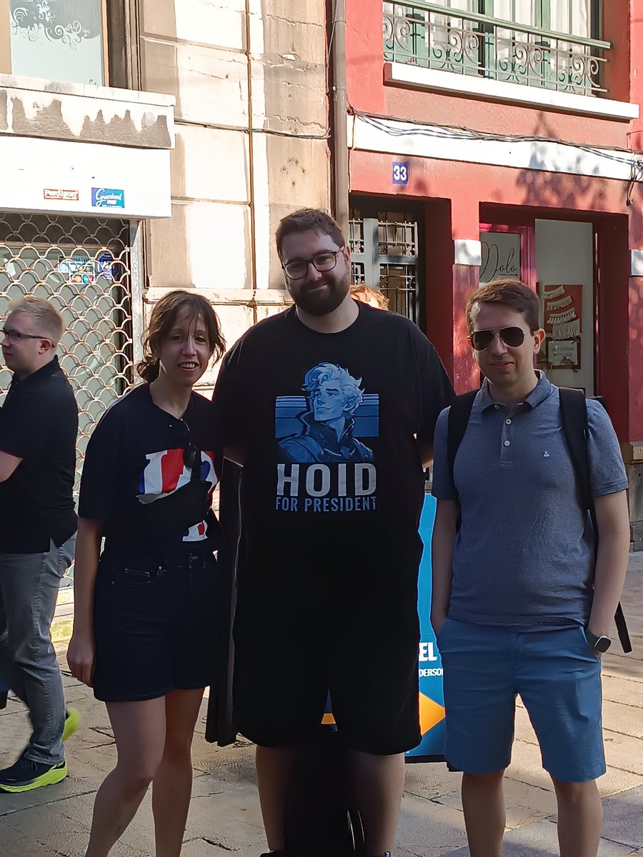 MjQui's tweet image. Esperando que abran @DragonsteelBook con @Cosmere16Pod en el @festivalcelsius