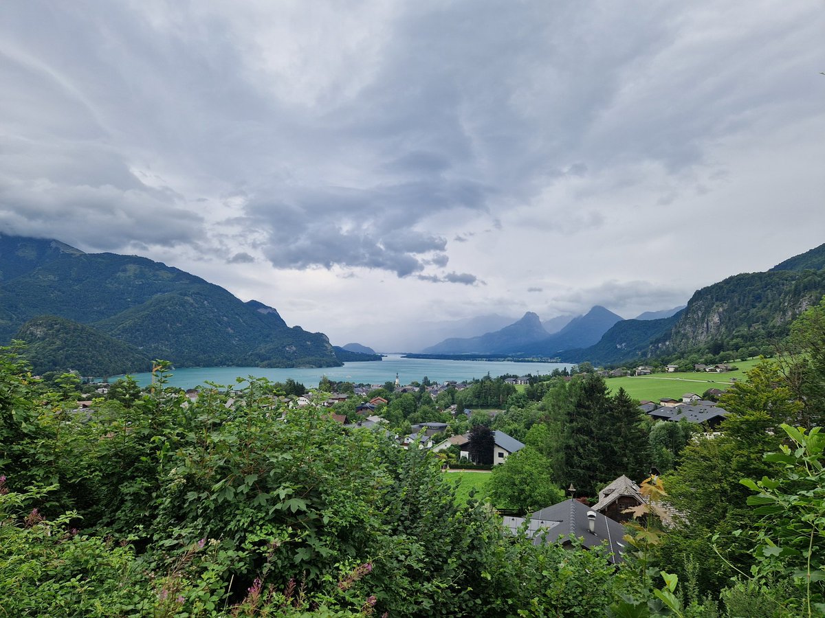 Guten Morgen liebe Twitterfreunde, nach turbulenten Wochen und Monaten melde ich mich aus dem Urlaub im Salzkammergut. An diesem Ort beginnt für mich immer die Auszeit: Der Parkplatz oberhalb vom Wolfgangsee