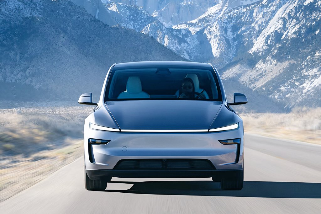 लो अब Elon Musk की Tesla कार भारत में भी आ गई🔥
दुनिया की सबसे मशहूर इलेक्ट्रिक कार कंपनी Tesla आज भारत में अपना पहला शोरूम मुंबई में लॉन्च करने जा रही है, 
अभी Tesla Model Y SUV को भारत में लॉन्च करेगी, यह कार टेस्ला की सबसे पॉपुलर और सबसे ज्यादा बिकने वाली कार है।