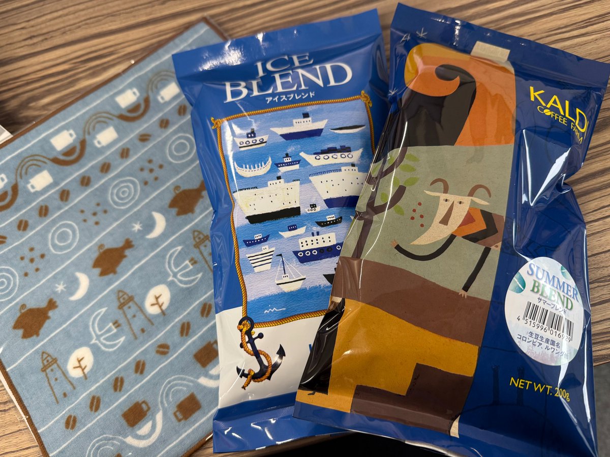 tcdigital_pr's tweet photo. KALDIでコーヒー豆1袋注文したら
「2点以上お買い上げで今治タオルプレゼントしてます！いかがですか？🥰」
って女性店員さんの笑顔が素敵すぎて2個買っちゃったよね（）

今週末から長崎に帰省するのに.........こっちで豆挽いてから長崎持っていくかあ🤔

#カルディ https://t.co/johtXPqAuY