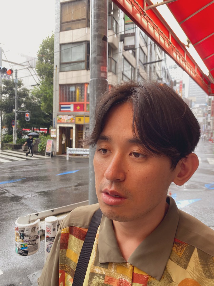 T_Bragoli's tweet image. ミカボの山田さんが奇跡的に後輩5人も連れて飯行ってくれた！

途中から群馬の話しかしなくなって、
大雨で傘差さずに群馬の方角見つめてた

奢りすぎて地元帰りたくなってた！