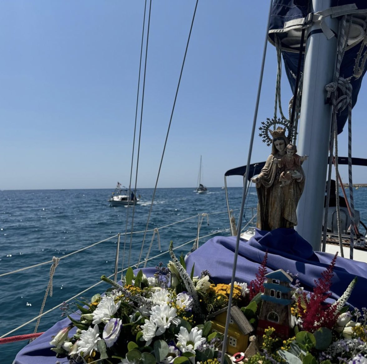 Demà a les 12h tradicional processó de la Verge del Carme, patrona de tota la gent de mar 🩵🌊

Surt amb la teva embarcació i acompanya la Verge! ⛵️