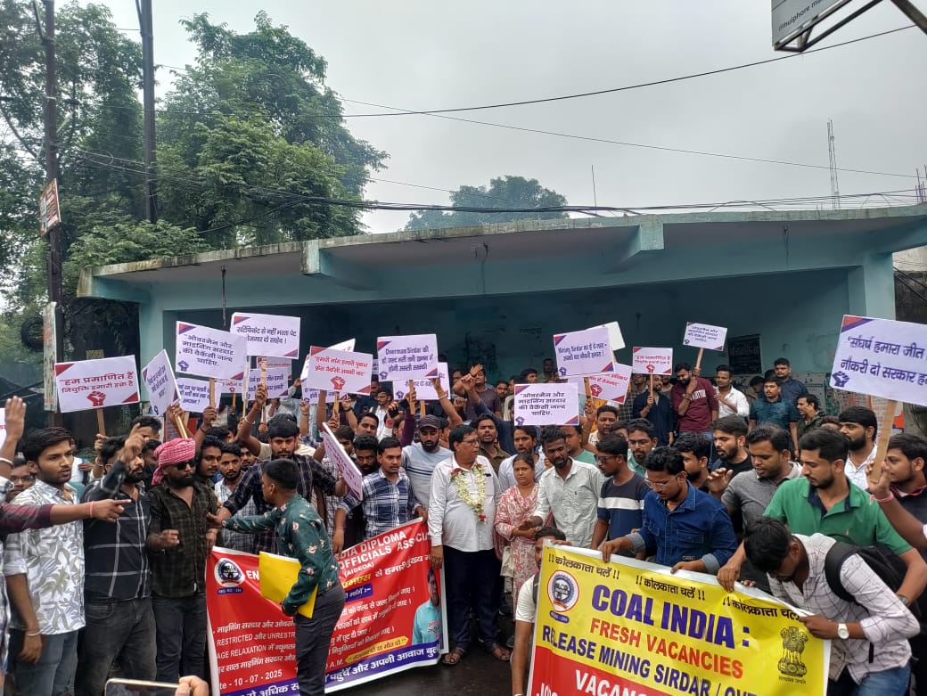bjymvikramsingh's tweet photo. सुन लो @CoalIndiaHQ —
📢 23 जुलाई को हम आ रहे हैं…
10000+ छात्रों के साथ,
नारे नहीं, नियुक्ति लेने!

@DGMS1902 @CoalMinistry @ravish_journo
@PMOIndia @kishanreddybjp
अब हर सवाल का जवाब चाहिए —
कब मिलेंगी Overman/Sirdar की वैकेंसी?
#MiningJobs4Freshers
#OvermanSirdarVacancy https://t.co/jYYqVzntL4