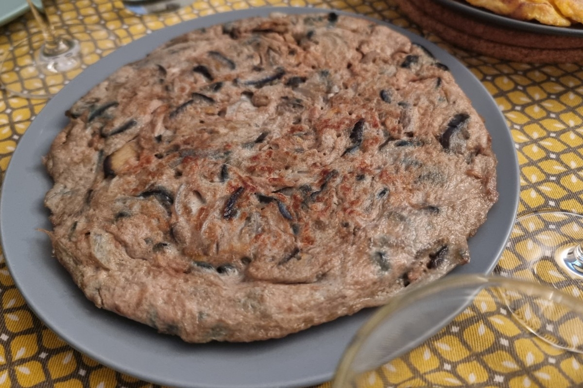 carreras_anna's tweet image. Summer art: Explore the algorithmic recipe for tortilla and its diverse outcomes. Mix in almost any vegetable for a masterpiece on your plate.
🔹️Courgette and aubergine tortillas produce top-curated outputs 🥒🍆
🔹️The iconic tortilla de patatas is the ultimate grail 🥔