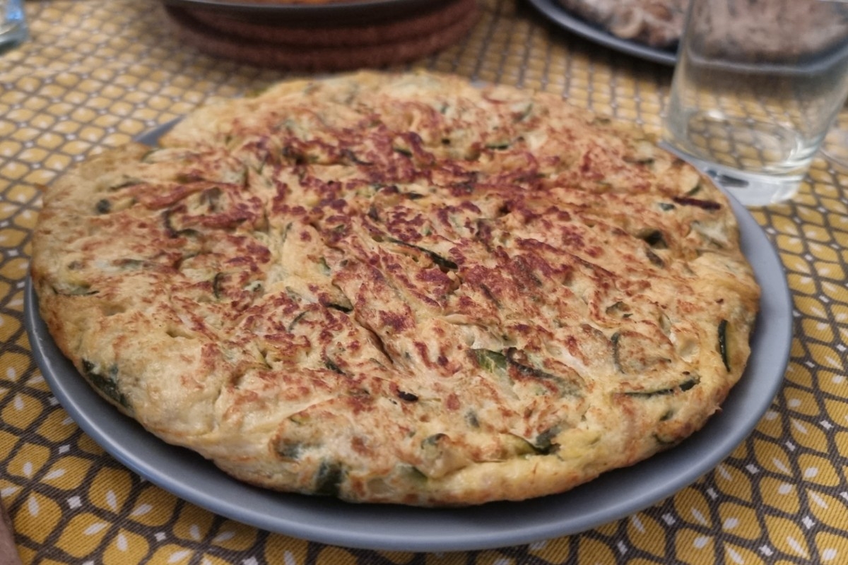 carreras_anna's tweet image. Summer art: Explore the algorithmic recipe for tortilla and its diverse outcomes. Mix in almost any vegetable for a masterpiece on your plate.
🔹️Courgette and aubergine tortillas produce top-curated outputs 🥒🍆
🔹️The iconic tortilla de patatas is the ultimate grail 🥔
