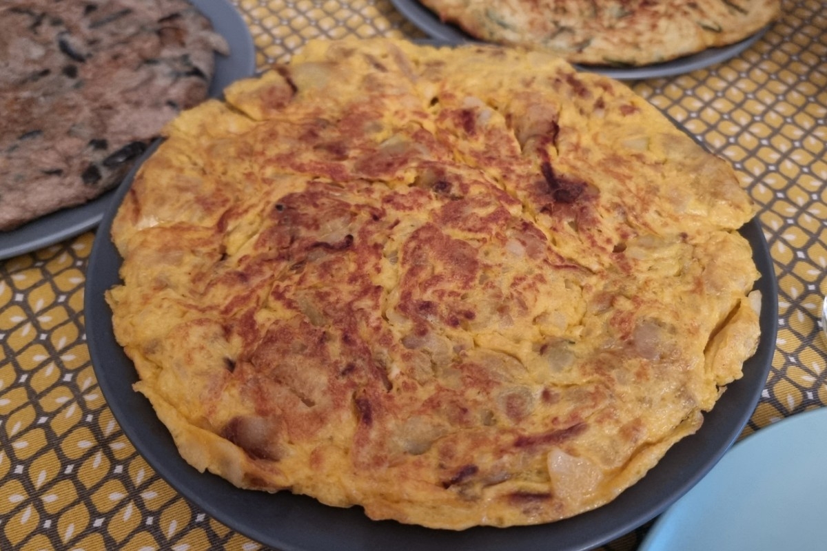 carreras_anna's tweet image. Summer art: Explore the algorithmic recipe for tortilla and its diverse outcomes. Mix in almost any vegetable for a masterpiece on your plate.
🔹️Courgette and aubergine tortillas produce top-curated outputs 🥒🍆
🔹️The iconic tortilla de patatas is the ultimate grail 🥔