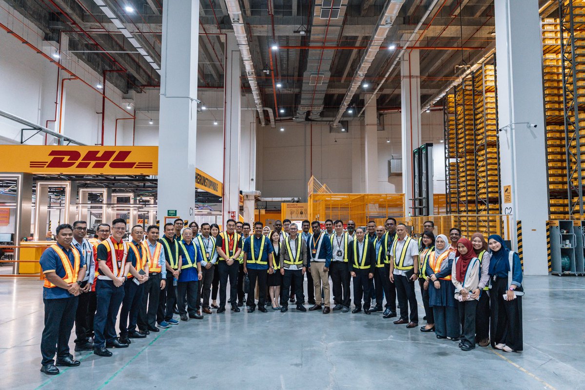 Produk canggih macam mana pun, kalau sangkut, tak boleh hantar dengan pantas pun tak guna juga kan? 🤔 Haaa, di sinilah syarikat logistik seperti DHL memainkan peranan utama! 

Saya berkesempatan melawat Penang Logistics Hub 5 (PLH5) DHL Supply Chain di Pulau Pinang. Fasiliti ini