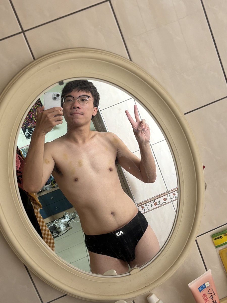 記錄性

今天早上久違的好好準備自慰：整理房間、穿上適合的衣服、播歌，然後核對今天想要怎麼開始。很幸運在平台上和一個新加坡哥哥配對上，互相欣賞彼此之間身體之餘，也有一些些時間可以關注自己在過程中的感受。