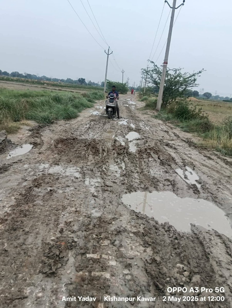 moneet_kumar's tweet photo. विकास खंड सकीट एटा ये सडक सरफुद्दीन हुसैनपुर से रिजोर को जाती है। इस पर कोई ध्यान नहीं दे रहा,इस पर काफी बडा ऐरीया जाता है। कृप्या हमारे मुख्यमंत्री जी से  अनुरोध है,इस पर ध्यान दें। इस पर कई बार शिकायत कर चुके है कोई सही नहीं करा रहा। https://t.co/CY69qOrTdb
