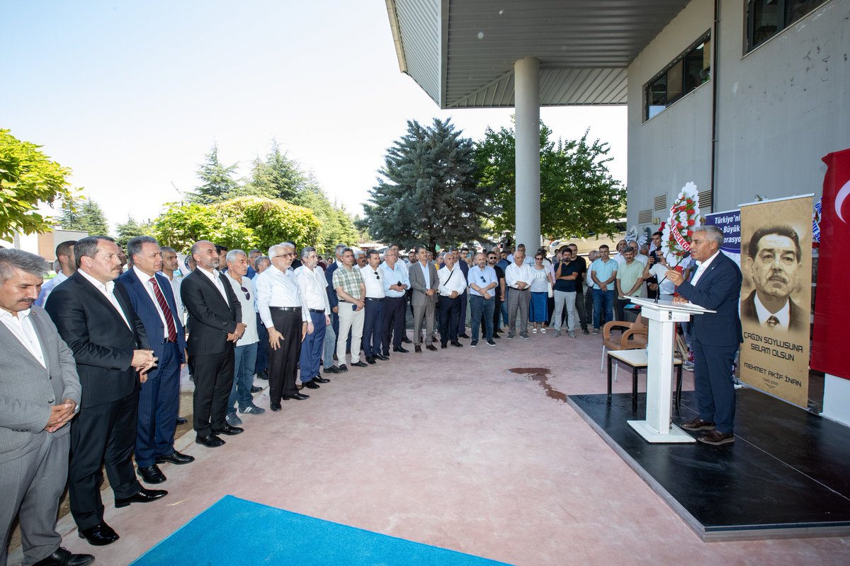 _aliyalcin_'s tweet photo. Eğitim-Bir-Sen Malatya 2 No’lu Şube Ofisi’mizin açılışını gerçekleştirdik

Teşkilatımızın büyüyen yapısına çok önemli katkı yapacak olan, üyelerle buluşmamızın mekanı, fikrimizin ocağı ve tavrımızın mutfağı bu yeni mekânın; emek mücadelemize, örgütlü gücümüze ve üyelerimize hayırlı olmasını diliyorum.

Açılışa bizzat katılarak, sosyal diyalogu öncüleyen , katılımcı yönetim anlayışını benimseyen, demokratik kültürü önemseyen Rektör Sn.Nusret Akpolat’ın şahsında şubemizin sevincini büyüten tüm misafirlerle çoşkulu bir açılışa tanıklık ettik.

Malatya İnönü Üniversitesi yerleşkesinde açılışını yaptığımız ofise emekleri için Şube Başkanımız Aziz Dinçer’in şahsında yönetimimizi, işyeri temsilcilerimizi, teşkilatımızın öz suyu üyelerimizi ayrı ayrı tebrik ediyor, güçlü temsillerinden, artarak devam eden başarılarından dolayı şubemizi kutluyorum..