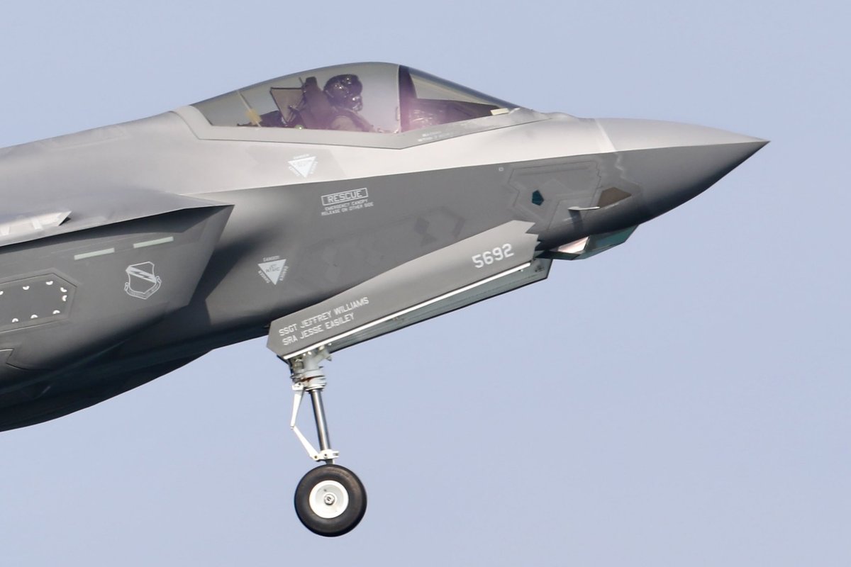 Mayumi33825876's tweet image. 晴天のMCAS Iwakuni🌞30℃🌴
嘉手納基地からHL F-35Aが6機飛来👀
給油してクイックで飛んで行きました👋