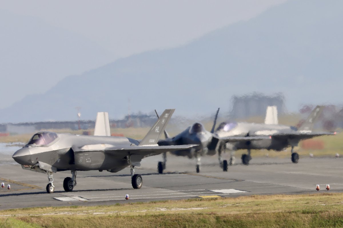 Mayumi33825876's tweet image. 晴天のMCAS Iwakuni🌞30℃🌴
嘉手納基地からHL F-35Aが6機飛来👀
給油してクイックで飛んで行きました👋