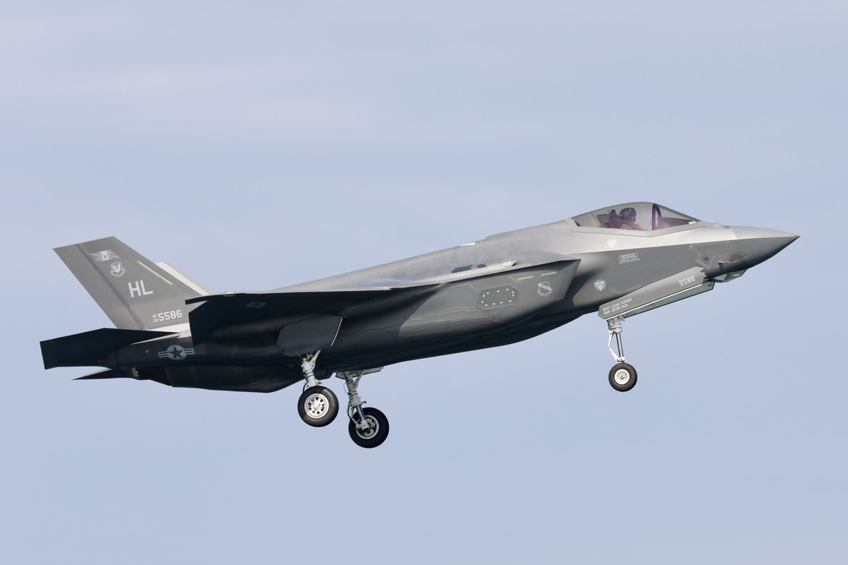 Mayumi33825876's tweet image. 晴天のMCAS Iwakuni🌞30℃🌴
嘉手納基地からHL F-35Aが6機飛来👀
給油してクイックで飛んで行きました👋