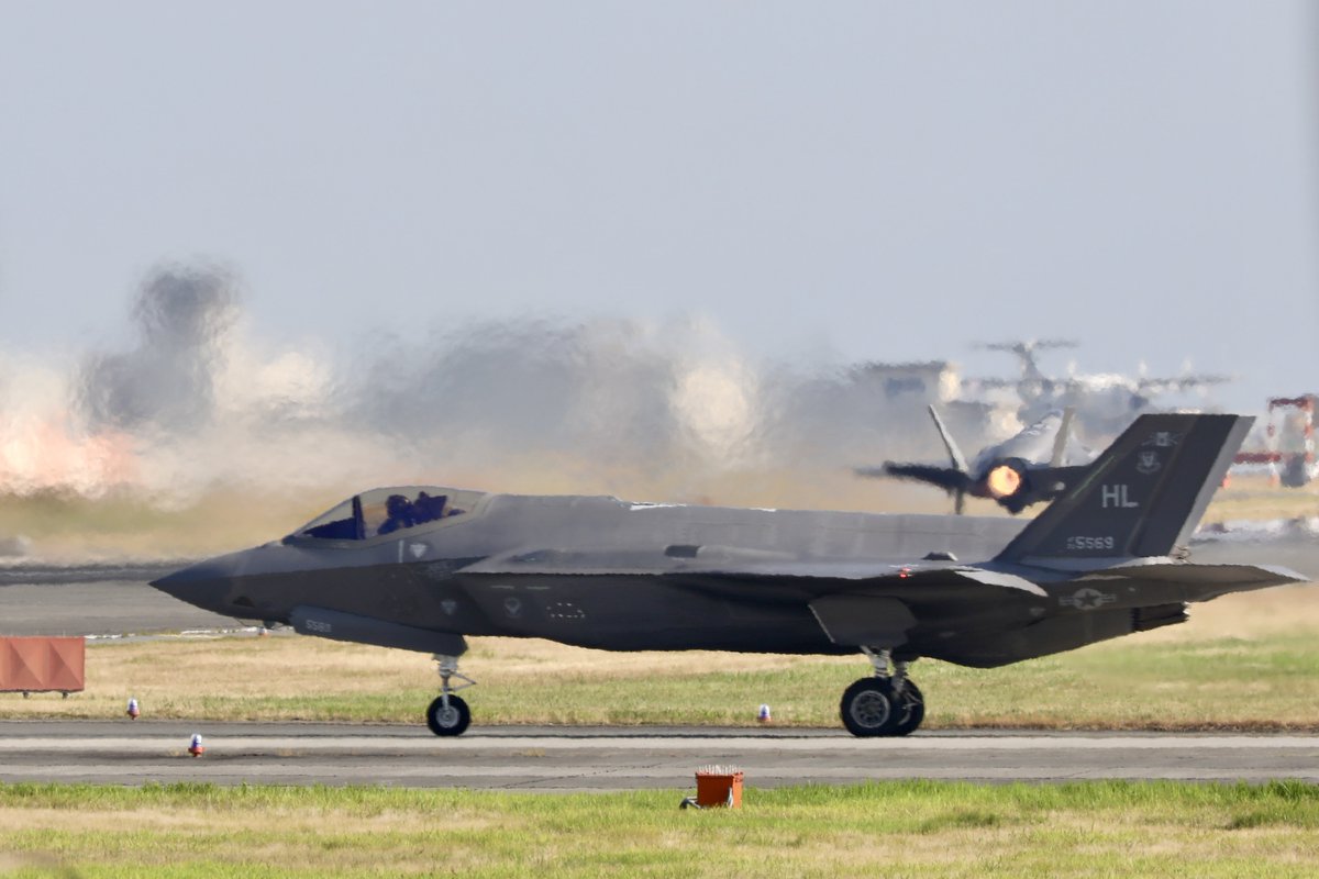 Mayumi33825876's tweet image. 晴天のMCAS Iwakuni🌞30℃🌴
嘉手納基地からHL F-35Aが6機飛来👀
給油してクイックで飛んで行きました👋
