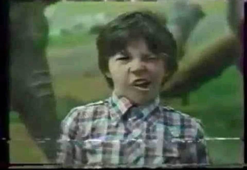 الواد ده كان بيحاول يبعتلنا رسالة تحذيرية من المستقبل بس احنا مفهمنهاش 😒🙃