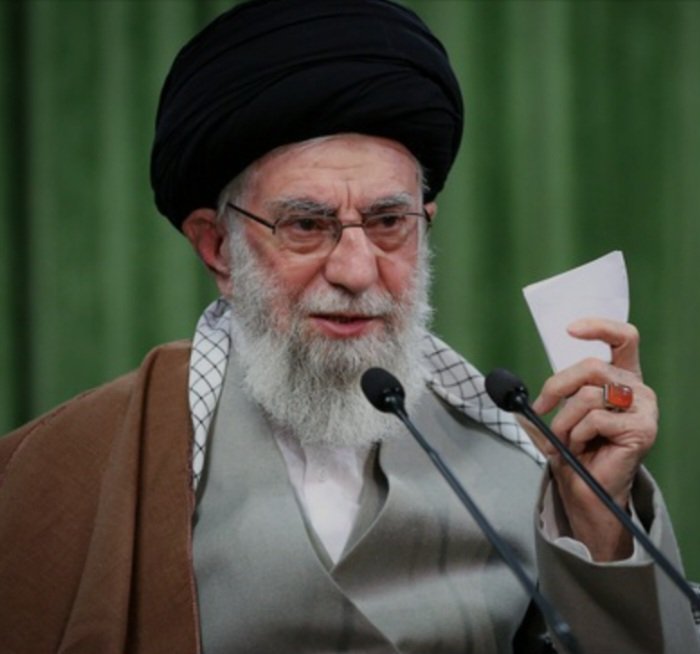 mina_manizadeh's tweet image. رهبر انقلاب:
برجام را بهگونهای تنظیم کردند که اگر آمریکا یا اروپا از آن خارج شوند، هزینهای نمیدهند؛ اما اگر ایران اقدامی کند، بلافاصله با مکانیسم ماشه روبرو میشود.این یعنی یک توافق یکطرفه و غیرمتعادل.