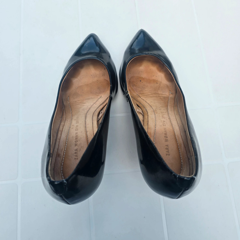 RipianH55535's tweet image. Anna's heels in summer: always sweaty, soaking wet, and packing a strong scent.  #SummerStruggles #HighHeels #sweatyheels #sweatyfeet #toeprints