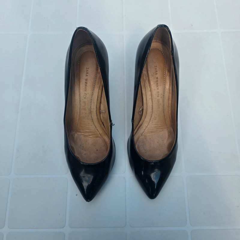 RipianH55535's tweet image. Anna's heels in summer: always sweaty, soaking wet, and packing a strong scent.  #SummerStruggles #HighHeels #sweatyheels #sweatyfeet #toeprints