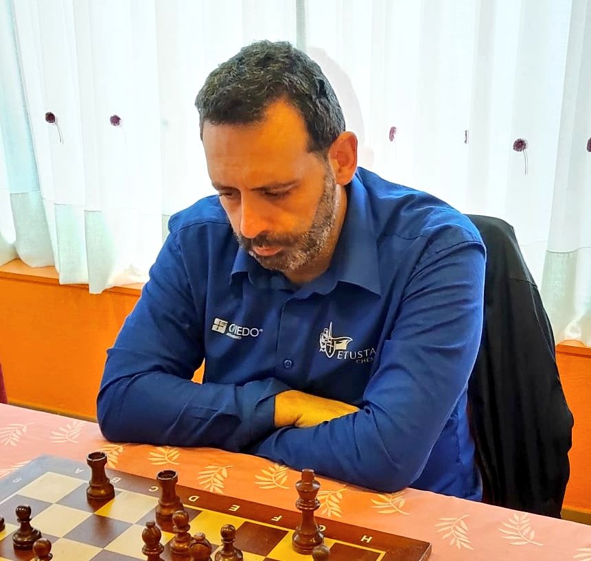 TORNEO DE FAFE (Portugal)
IVÁN ANDRÉS SUBCAMPEÓN 
Nuestro compañero más viajero y experto gastronómico fué hasta Braga para jugar el torneo rápido de Fafe donde consiguió un gran 2° puesto con 6/7. Enhorabuena!
s3.chess-results.com/tnr1216155.asp…