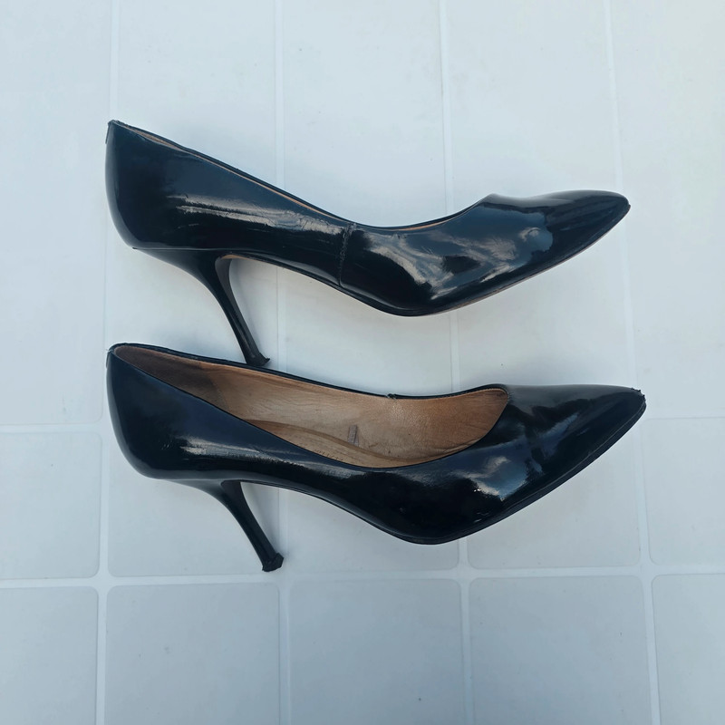 RipianH55535's tweet image. Anna's heels in summer: always sweaty, soaking wet, and packing a strong scent.  #SummerStruggles #HighHeels #sweatyheels #sweatyfeet #toeprints