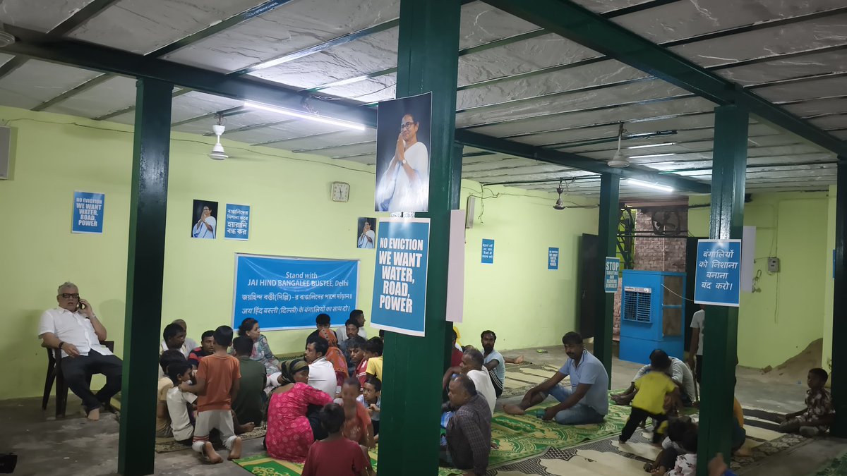 HumariBasti's tweet image. From Delhi to Kolkata, we're uniting to demand justice and equality. Our fight is not just for Jai Hind Camp but for the rights of Bengali-speaking Indians across the country. @MamtaBanerjee and @sagarikaghose we're grateful for your support! #JusticeForJaiHindCamp #BengaliRights
