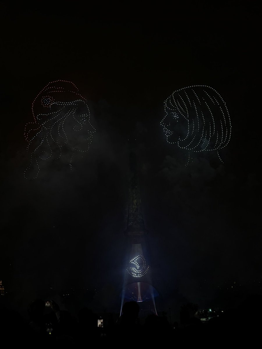 Un moment de beauté pure mais aussi de prouesse technique où Paris a réjoui ses invités et impressionné le monde avec cette chorégraphie d’une harmonie parfaite entre drones et feux d’artifice. Une première, et la force de surprendre et d’émerveiller encore, un an après les jeux.