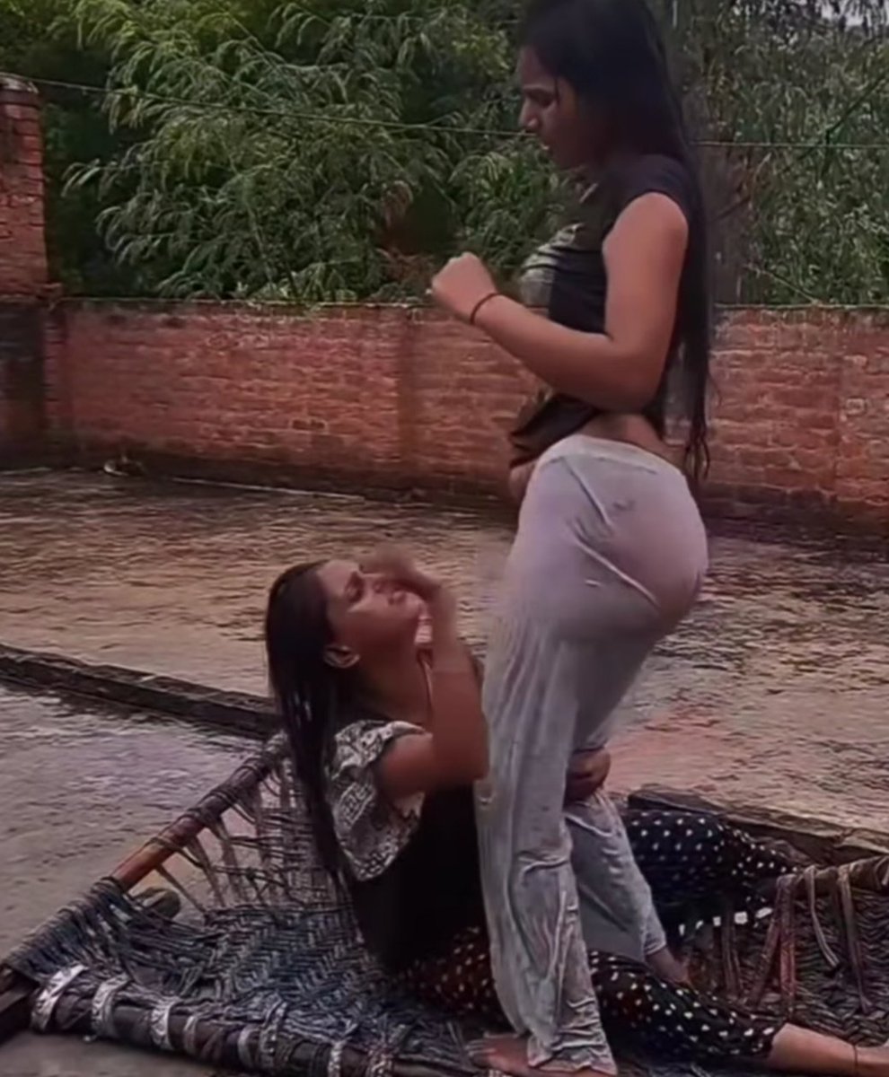 इस लाइक और व्यू के चक्कर में ज्यादातर लड़कियां अश्लील कंटेंट बना रही हैं

लड़कियां रील बना कर लाइक पाने के लिए पागल हुई जा रही हैं 

बारिश हो रही है सलवार के नाम पर पारदर्शी परिधान पहने हुए हैं जो बारिश की गिला होने की वजह से कूल्हे से चिपक गया है