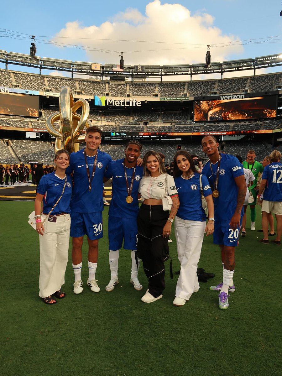CFC_Carneyy's tweet image. João Pedro, Santos and Anselmino with their partners. 📸