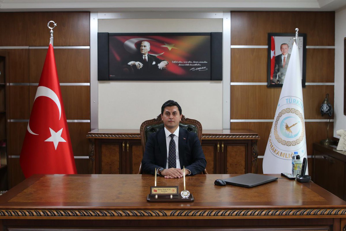 🇹🇷Kaymakamımız – Belediye Başkan V. Sayın Hakan BAŞOĞLU’ nun 15 Temmuz Demokrasi ve Millî Birlik Günü Mesajı; 

Aziz milletimizin bağımsızlığına ve iradesine kasteden hain darbe girişiminin üzerinden yıllar geçse de o gece gösterilen kahramanlık, inanç ve birlik ruhu