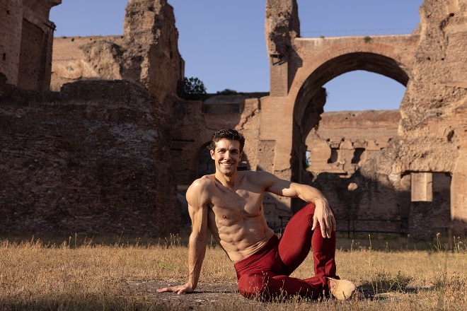Roma's tweet image. 🎉 "Roberto Bolle and friends" torna a Caracalla! 25° anniversario il 15 e 16 luglio, ore 21. Un gala imperdibile con talenti internazionali! 🌟 #RobertoBolle #Caracalla
Info 👉 tinyurl.com/4nej8hv8