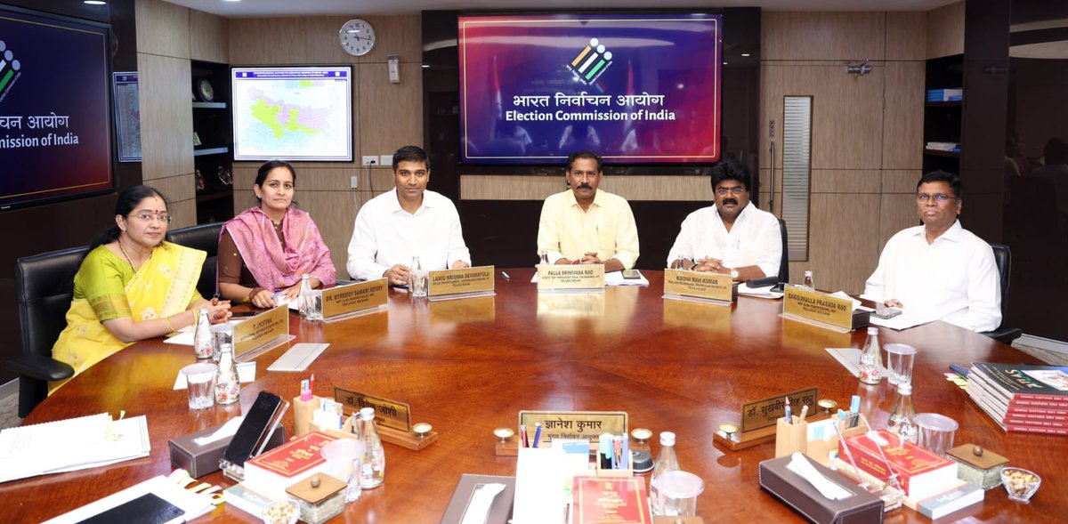 CEC જ્ઞાનેશ કુમાર અને ચૂંટણી કમિશનર ડૉ. સુખબીર સિંહ સંધુ અને ડૉ. વિવેક જોશીએ આજે નવી દિલ્હીના નિર્વાચન સદન ખાતે તેલુગુ દેશમ પાર્ટીના પ્રદેશ પ્રમુખ શ્રી પલ્લા શ્રીનિવાસ રાવના નેતૃત્વમાં એક પ્રતિનિધિમંડળ સાથે વાતચીત કરી અને તેમના સૂચનો મેળવ્યા.