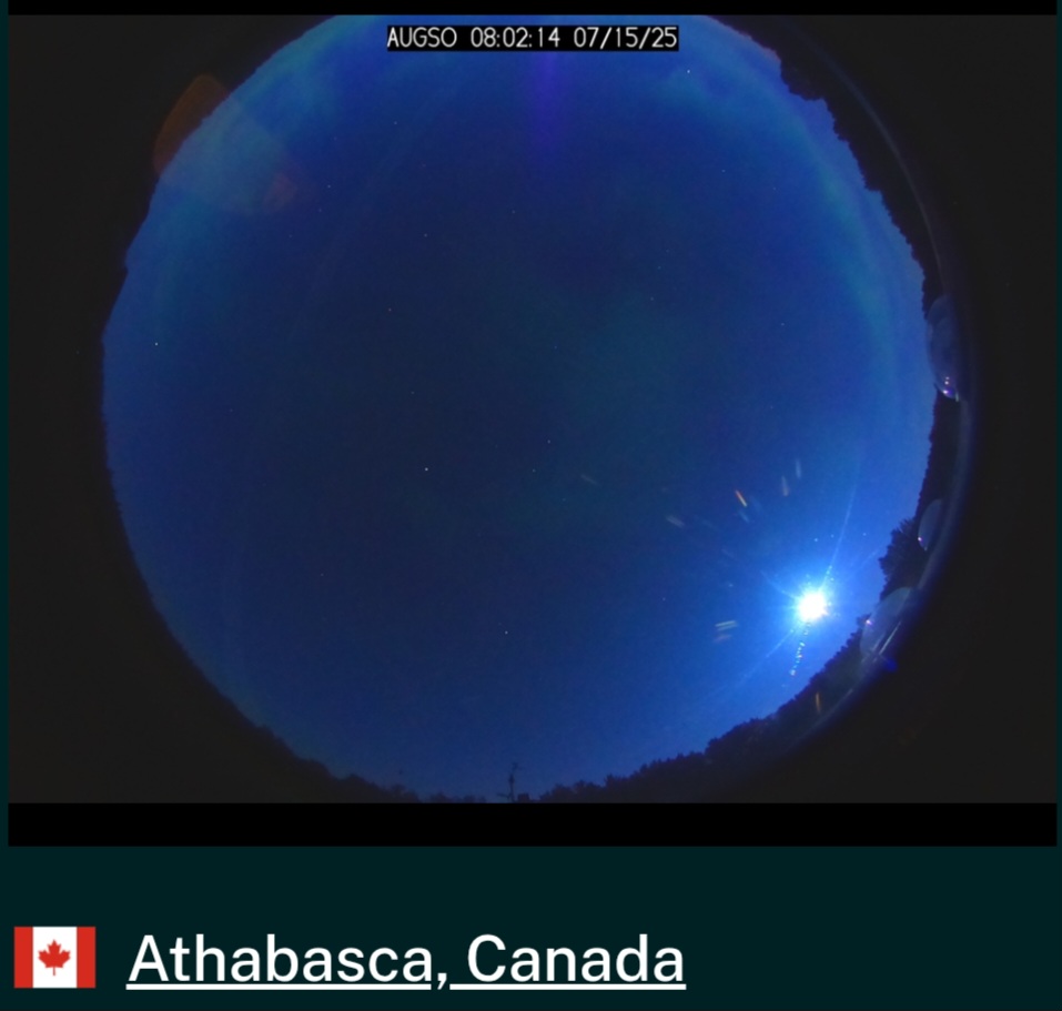HaelVoort's tweet image. High solar wind velocity + periods of favorable Bz = faint overhead aurora on the Athabasca aurora cam in Canada, despite the bright moon and low solar wind density.
Webcam screenshot from 08:00 UTC.