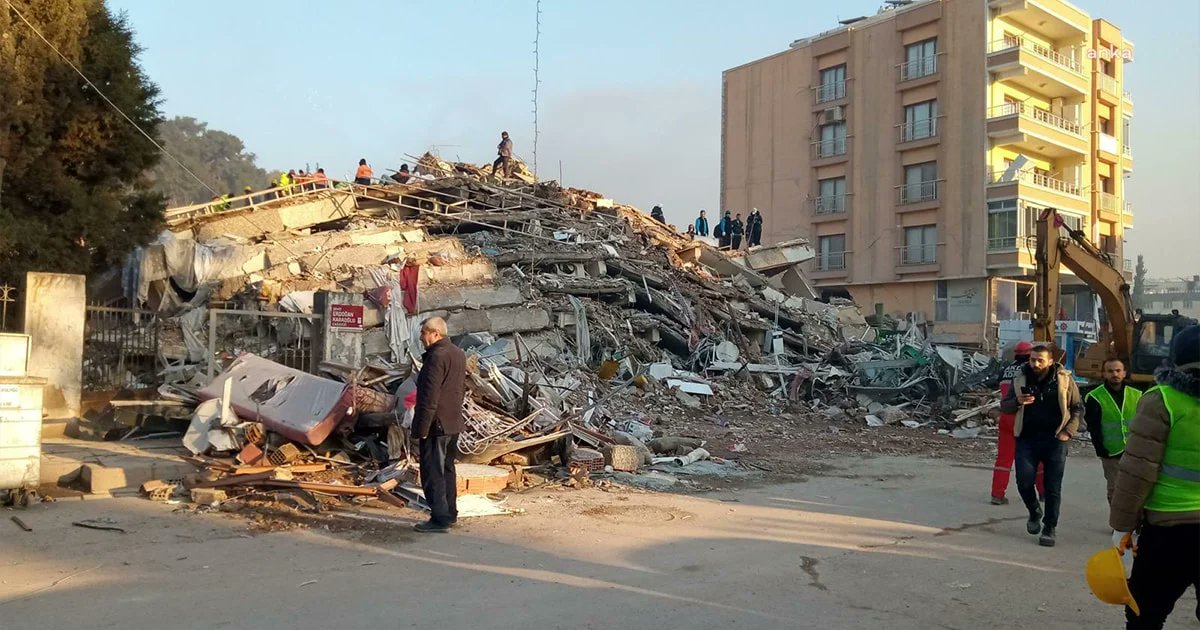 Hatay'ın Kırıkhan ilçesinde, 6 Şubat depremlerinde yıkılarak 55 kişinin hayatını kaybettiği Kupik Apartmanı'na ilişkin davanın ikinci duruşmasında mahkeme, yeni bir bilirkişi raporu hazırlanmasına hükmetti.