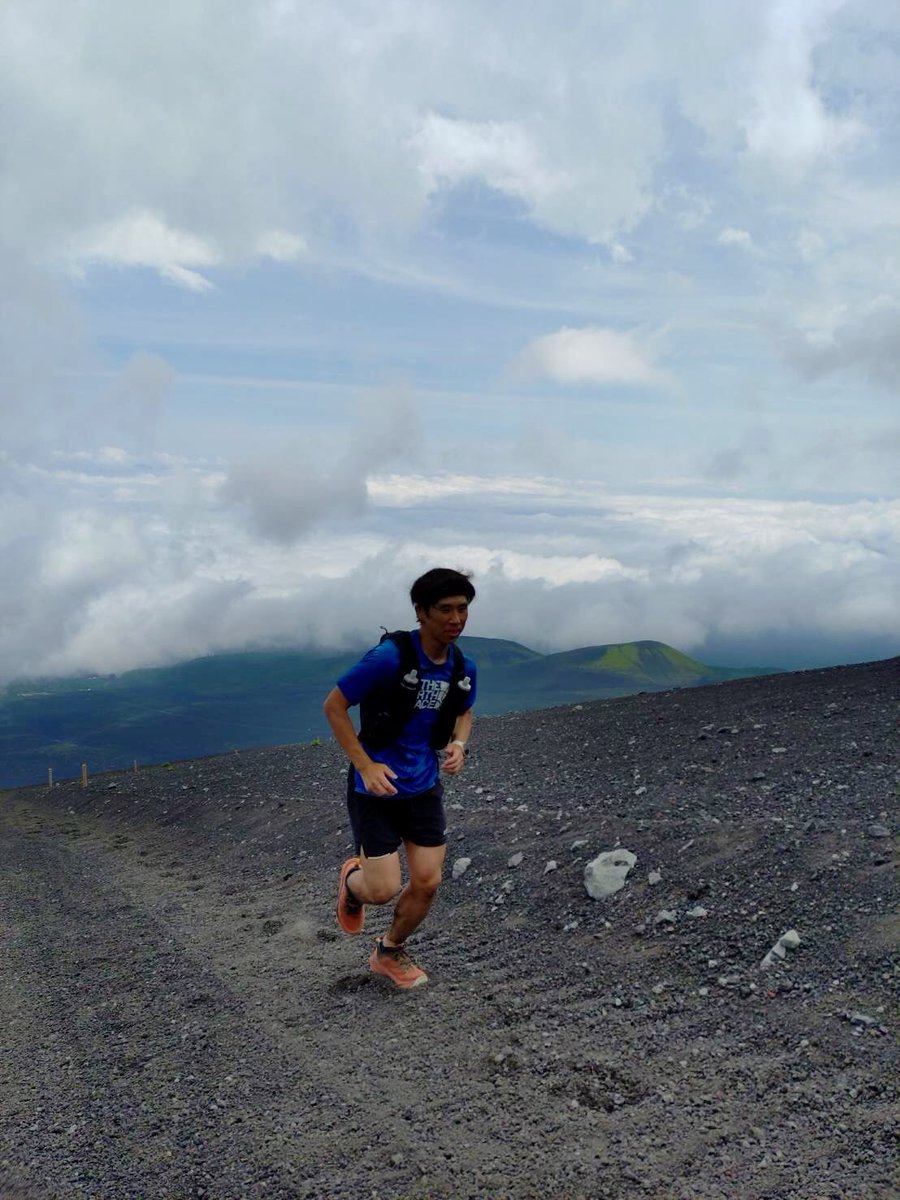 ishiiyokohama's tweet photo. #夏 の #トレイルランニング におすすめ❗️ #SALOMON #THUNDERCROSS のご紹介です🏃
起伏の激しい地形から岩の多い斜面、ぬかるんだ狭い道まで砂走りなどあらゆるトレイルに対応。
サロモンのゲイターもおすすめです👍
是非お試しください✨
#石井スポーツヨドバシ横浜店 #アートスポーツヨドバシ横浜店 https://t.co/eobYer3oJ4