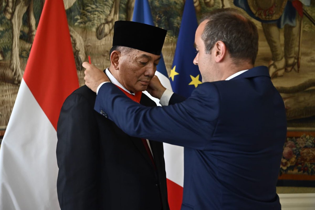 SebLecornu's tweet image. Après avoir assisté ensemble au défilé des troupes indonésiennes mises à l'honneur pour notre fête nationale, entretien avec mon homologue @sjafriesjams
Malgré l'éloignement géographique, une grande proximité unit nos pays et nos forces armées autour d'une vision commune :…