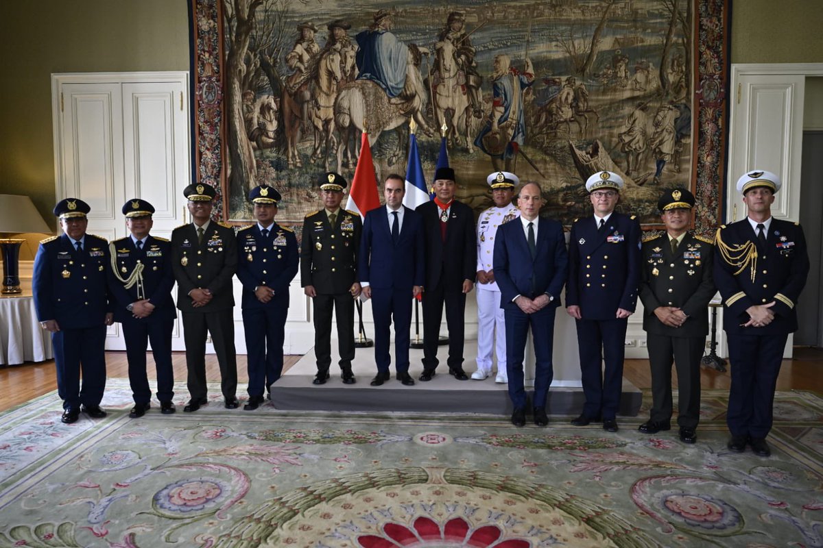 SebLecornu's tweet image. Après avoir assisté ensemble au défilé des troupes indonésiennes mises à l'honneur pour notre fête nationale, entretien avec mon homologue @sjafriesjams
Malgré l'éloignement géographique, une grande proximité unit nos pays et nos forces armées autour d'une vision commune :…