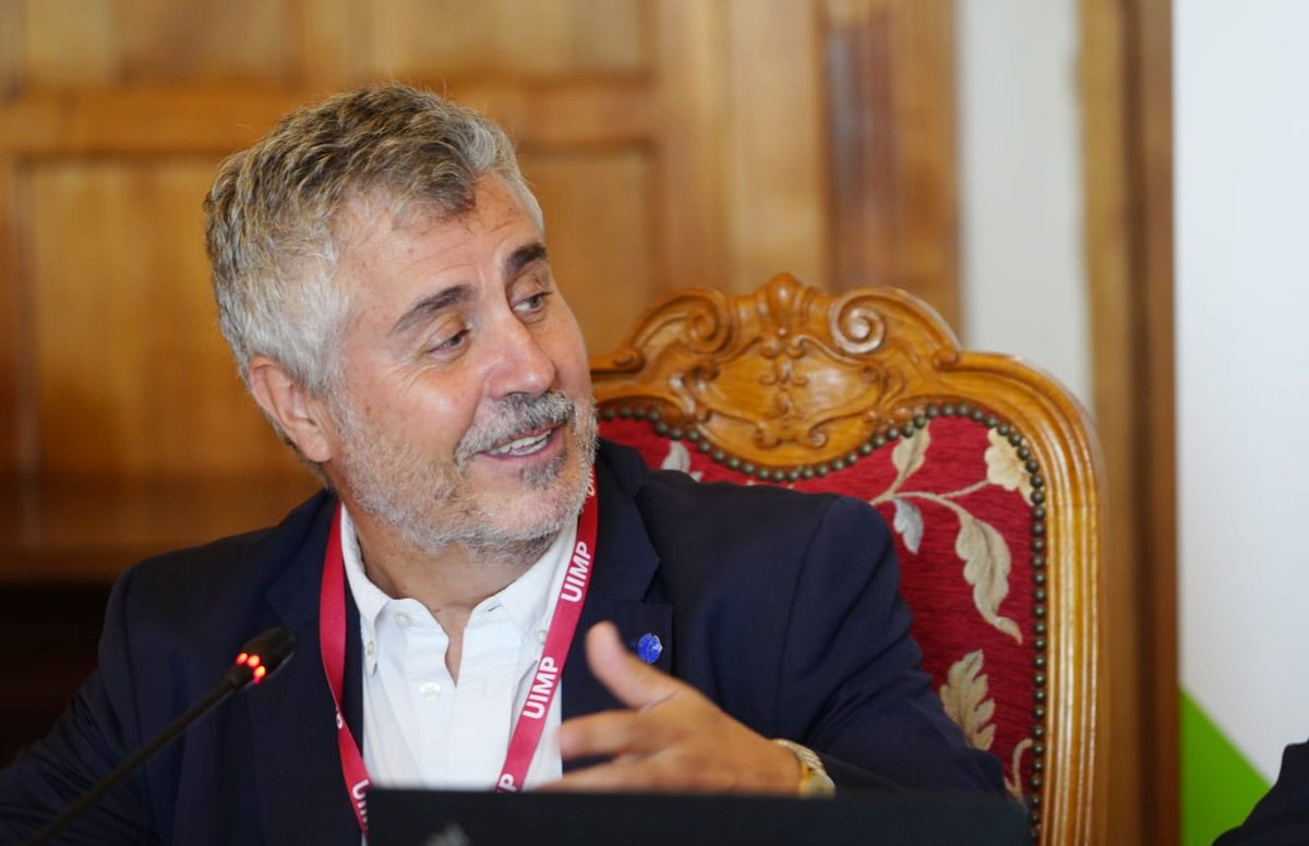 Dircom (@dircomspain) on Twitter photo Arranca la segunda jornada del #CursoDircomUIMP con <a href="/maoliverf/">Miguel Angel Oliver</a> de <a href="/EFEnoticias/">EFE Noticias</a>:
"Los medios, en general, y en particular los públicos, sirven para consolidar la democracia, del mismo modo que si no estuviéramos en democracia, ayudaría a consolidar la dictadura" Arranca la segunda jornada del #CursoDircomUIMP con <a href="/maoliverf/">Miguel Angel Oliver</a> de <a href="/EFEnoticias/">EFE Noticias</a>:
"Los medios, en general, y en particular los públicos, sirven para consolidar la democracia, del mismo modo que si no estuviéramos en democracia, ayudaría a consolidar la dictadura"