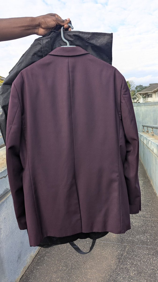 This Maroon suit is up for grabs.
It was Bought in Germany, inakwela ndege and yavalidwa kamodzi.

Size 56

Ndiuzeni mtengo wabho mutenge katundu wabwino uyu 🫡

Please retweet 🙏🏻